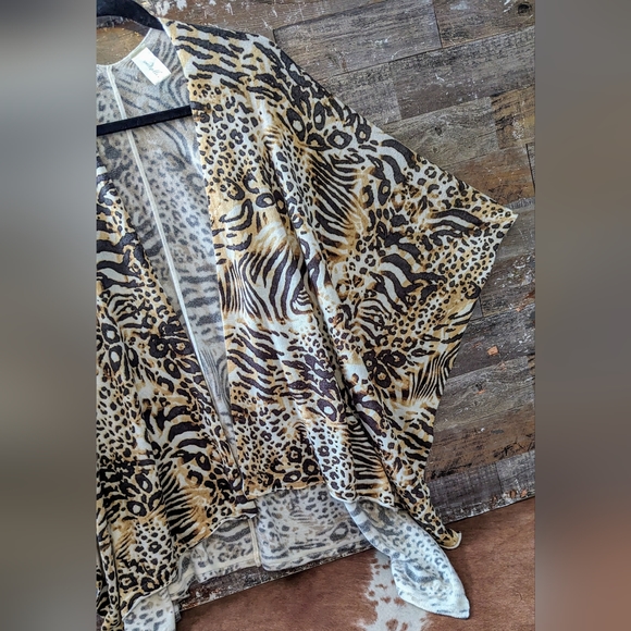 Simply Noelle Animal Print Wrap Poncho - Picture 3 of 14